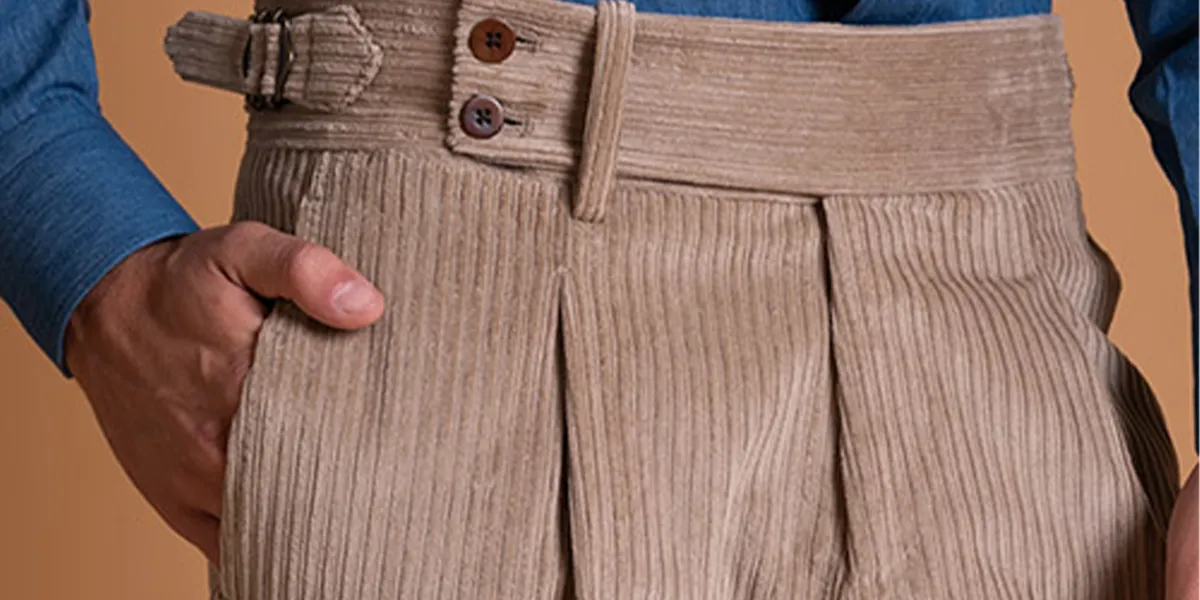Pantaloni con le pinces: pregi e difetti